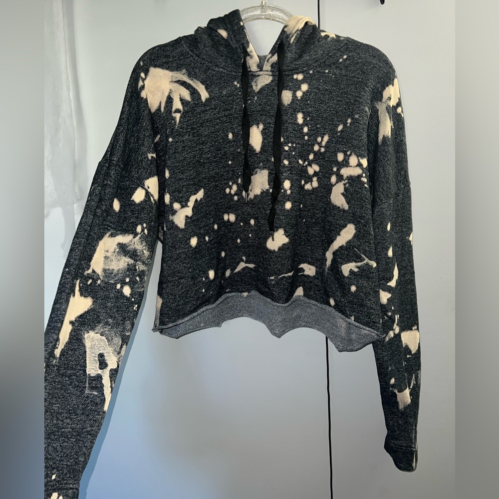 Rue 21 Cropped Bleached Patterned Hoodie 🖤🤍🫶🏼